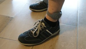 Danneggia il braccialetto elettronico per sottrarsi ai controlli: 20enne arrestato a Bari dalla Polizia di Stato