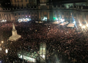 Sardine, oltre 10mila a Napoli con pernacchia collettiva