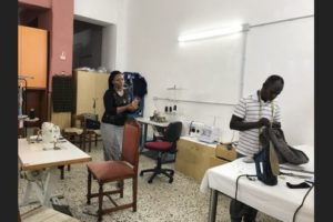 Migranti, nasce una sartoria sociale gestita di immigrati nigeriani