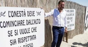 La Lega fa i banchetti disinformativi sul MES tanto gli Italiani non sanno cos’è il MES, per odio di patria diciamo…