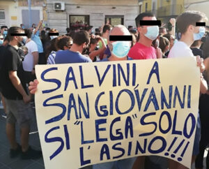 Matteo Salvini è contestato a San Giovanni Rotondo e offende gli oppositori: “Mia figlia di 7 anni più evoluta di voi”