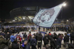 Ci si chiedeva se il saluto di massa a Maradona fosse assembramento… Se lo chiederà anche De Luca?