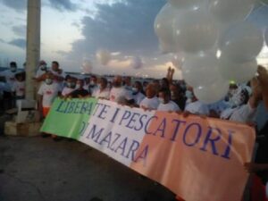 Mazara del Vallo potrà riabbracciare i diciassette pescatori detenuti in Libia finalmente liberi