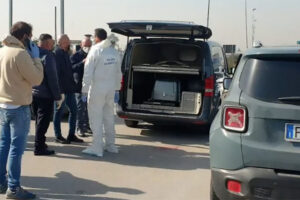 Afragola. Cadavere carbonizzato in auto nel parcheggio del centro commerciale 