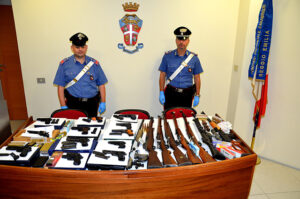 Armi rubate nascoste nel sottotetto: 29enne crotonese in carcere