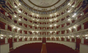 Attrice si suicida in teatro a Napoli