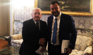 E adesso Salvini se la prende con De Luca, perché un nemico al giorno…