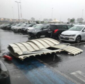 Videonotizia. A Catania un disastro infinito. Una tromba d’aria scoperchia parte dell’aeroporto