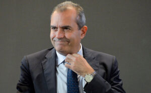 De Magistris ancora all’attacco dell’Italia sulla guerra. Quando fa elettoralmente gola il pacifismo da social…