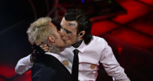 Avevano presentato un esposto per “atti osceni” dopo il bacio tra Fedez e Rosa Chemical. La Procura: “Non c’è reato”