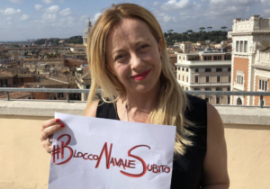 Quella che “affondare le navi dei migranti nei porti” ora parla de “l’Italia ha bisogno dei migranti”: come si cambia per non morire