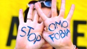 Adescato online e poi sequestrato per ore e rapinato